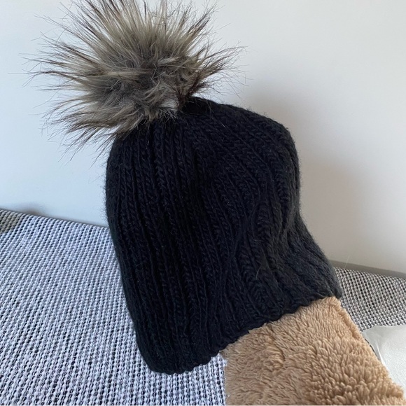 Aritizia Wilfred Black Faux Fur Pom Pom Beanie O/S - Picture 2 of 5